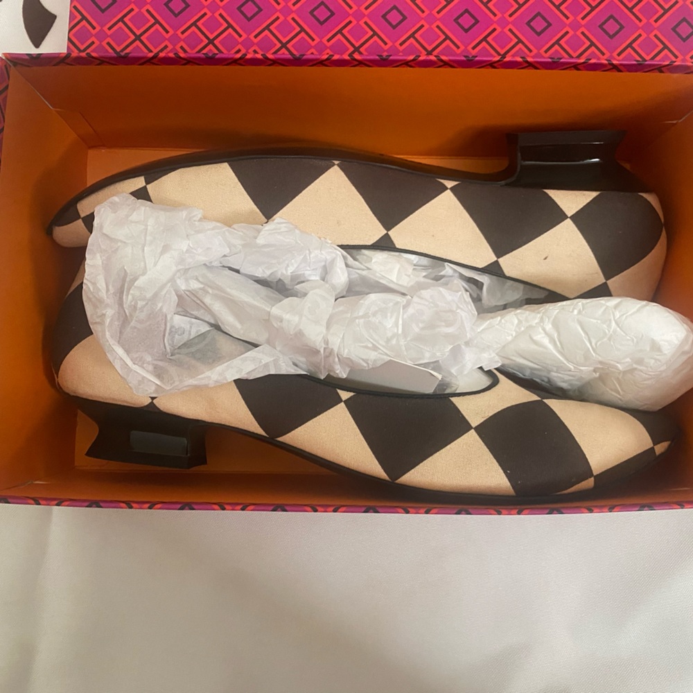Tory Burch pointed checkered pump. Printed canvas. Size 11